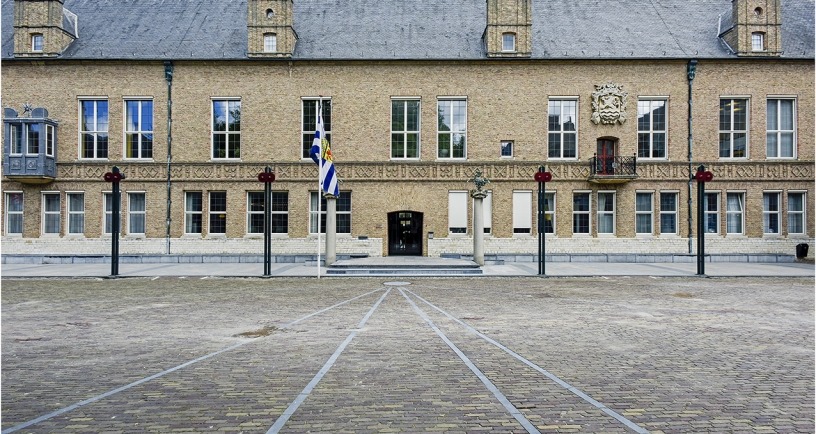 Foto van hoofdingang van Provinciehuis met leeg plein ervoor