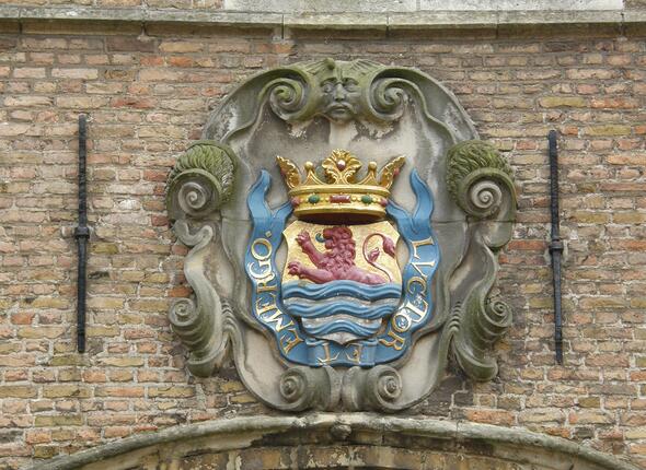 Het Wapen van Zeeland op de muur boven een poort op het Abdijplein in Middelburg
